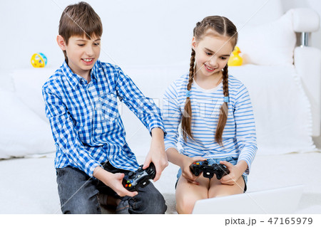 Kids playing game console 47165979