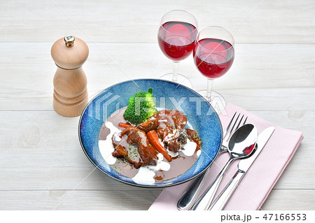 洋食ビーフシチュー、牛スネ肉の赤ワイン+デミグラスソース煮込み、肉料理、牛すね肉デミグラスソース煮。 洋食ビーフシチュー、牛スネ肉の赤ワイン+デミグラスソース煮込み、肉料理、牛すね肉デミグラスソース煮。 47166553