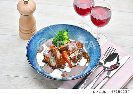洋食ビーフシチュー、牛スネ肉の赤ワイン+デミグラスソース煮込み、肉料理、牛すね肉デミグラスソース煮。 洋食ビーフシチュー、牛スネ肉の赤ワイン+デミグラスソース煮込み、肉料理、牛すね肉デミグラスソース煮。 47166554