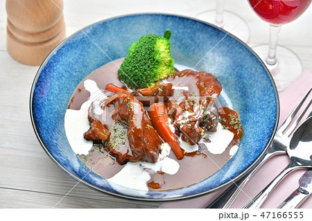 洋食ビーフシチュー、牛スネ肉の赤ワイン+デミグラスソース煮込み、肉料理、牛すね肉デミグラスソース煮。 洋食ビーフシチュー、牛スネ肉の赤ワイン+デミグラスソース煮込み、肉料理、牛すね肉デミグラスソース煮。 47166555