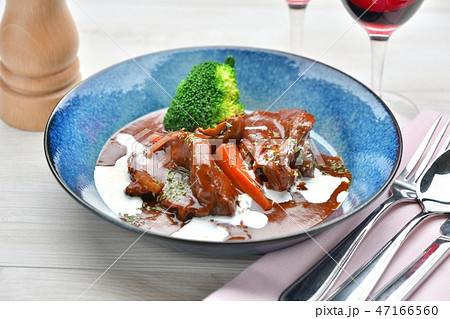 洋食ビーフシチュー、牛スネ肉の赤ワイン+デミグラスソース煮込み、肉料理、牛すね肉デミグラスソース煮。 47166560