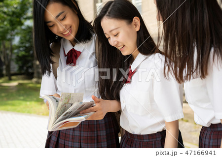 女子高生　札幌　修学旅行　札幌市資料館 47166941