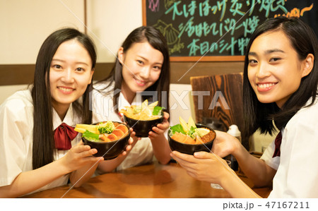 女子高生　札幌　修学旅行　二条市場 47167211