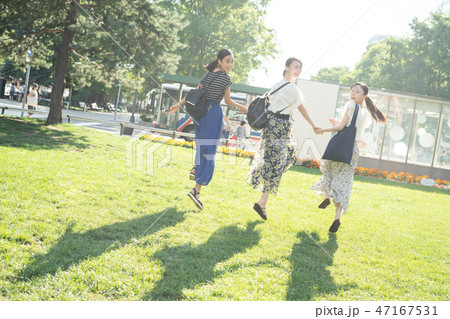 女性 友達 公園で楽しむ 女性 友達 公園で楽しむ 47167531