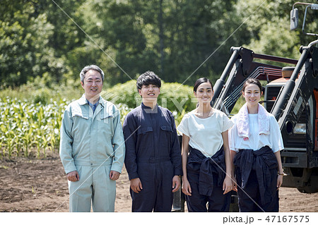 男女 農業 トラクター 男女 農業 トラクター 47167575
