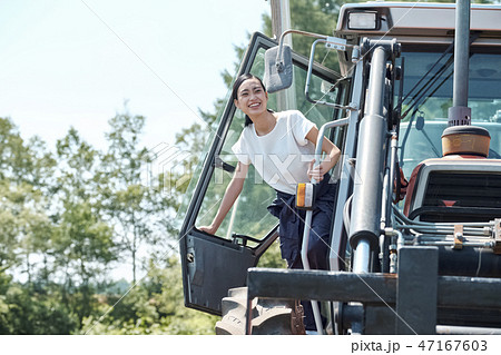 女性　農業　トラクター 47167603