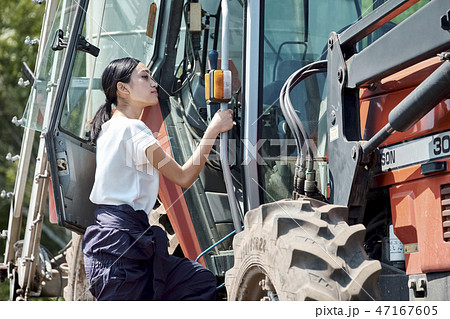 女性　農業　トラクター 47167605