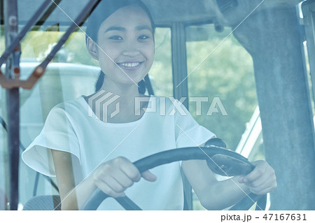 女性 農業 トラクター 女性 農業 トラクター 47167631