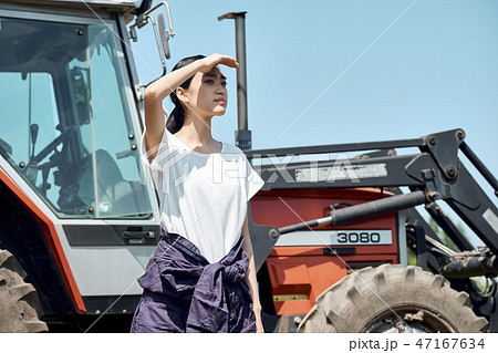女性　農業　トラクター 47167634