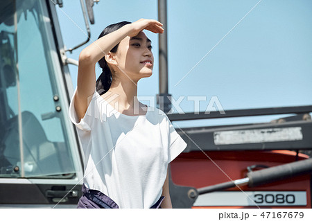 女性　農業　トラクター 47167679