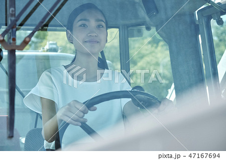 女性　農業　トラクター 47167694