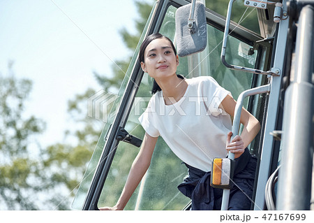 女性　農業　トラクター 47167699