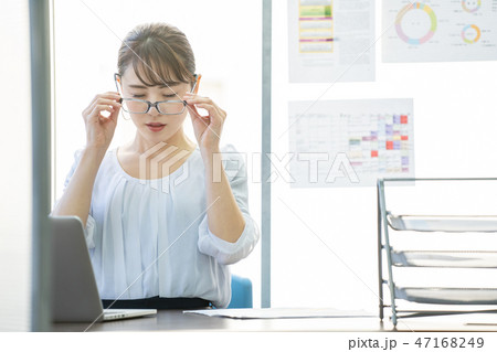 ビジネスウーマン デスクワーク オフィス ビジネスイメージ 47168249