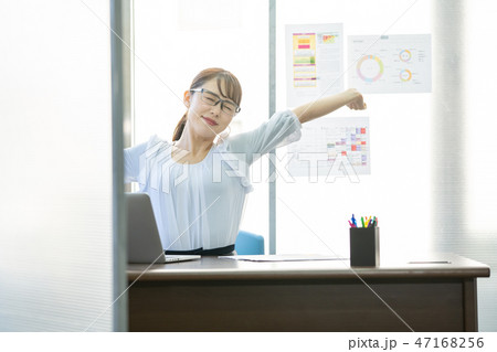 ビジネスウーマン デスクワーク オフィス ビジネスイメージ 47168256