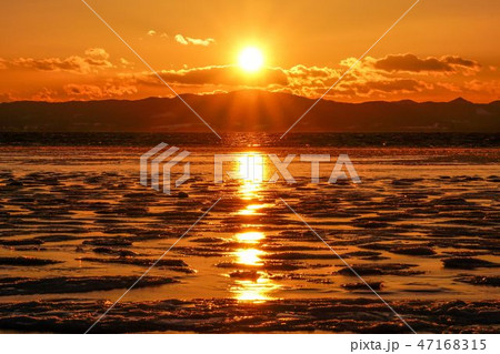 オレンジ色に染まる能取湖 47168315