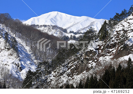 冬晴れの浅草岳ー只見ダムから 福島県只見町 冬晴れの浅草岳ー只見ダムから 福島県只見町 47169252