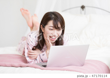 ベッドの上の女性 ベッドの上の女性 47170114