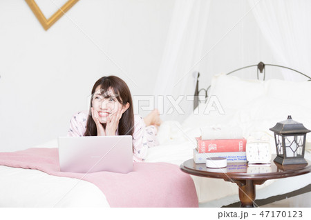 ベッドの上の女性 ベッドの上の女性 47170123