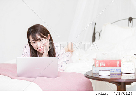 ベッドの上の女性 47170124