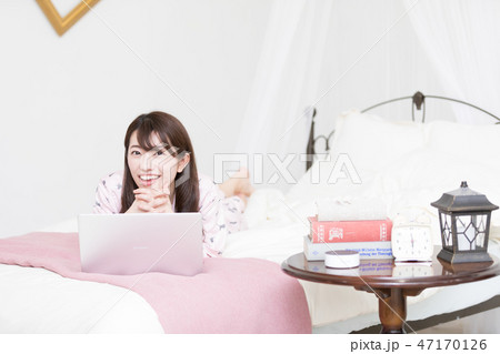 ベッドの上の女性 ベッドの上の女性 47170126