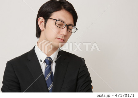 若いインテリ系ビジネスマン 47170171