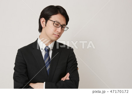 若いインテリ系ビジネスマン 47170172