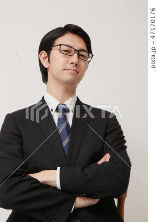 若いインテリ系ビジネスマン 47170176