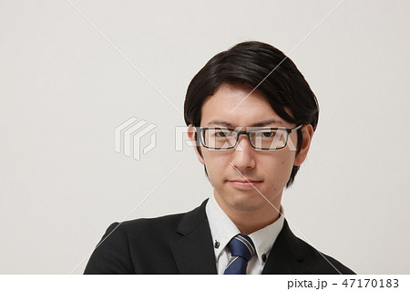 若いインテリ系ビジネスマン 47170183