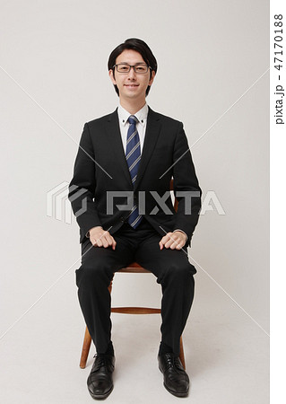若いインテリ系ビジネスマン 47170188