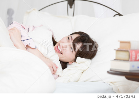 ベッドの上の女性 ベッドの上の女性 47170243