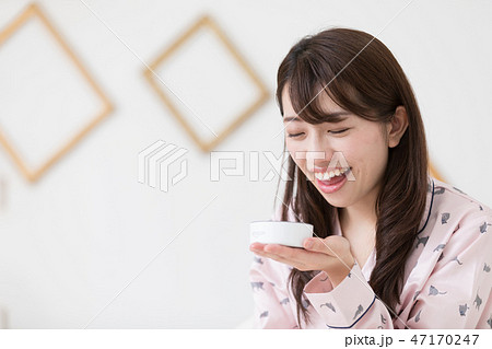 ベッドの上の女性 47170247