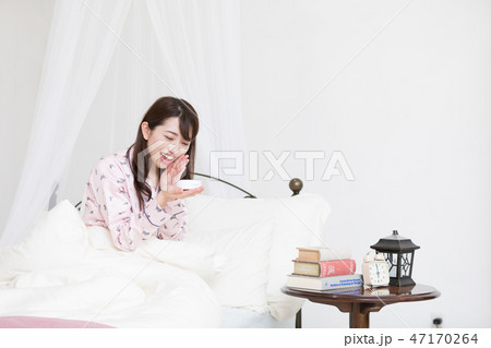 ベッドの上の女性 47170264