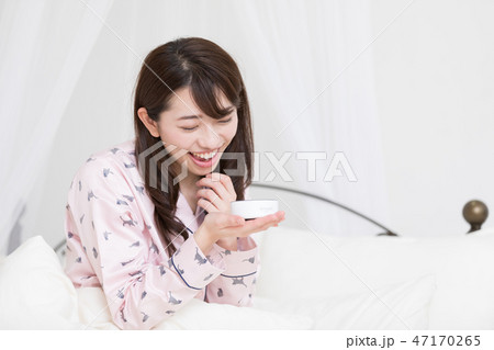 ベッドの上の女性 47170265