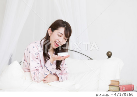 ベッドの上の女性 47170266