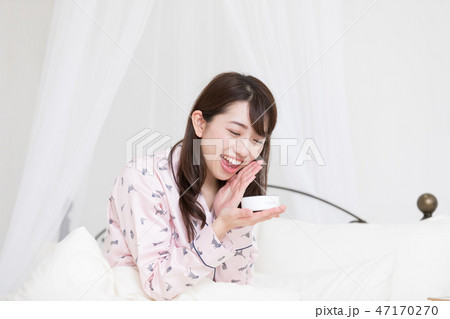 ベッドの上の女性 ベッドの上の女性 47170270