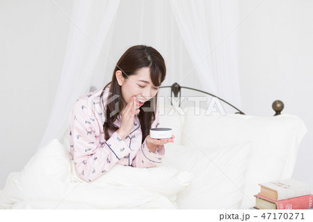 ベッドの上の女性 47170271