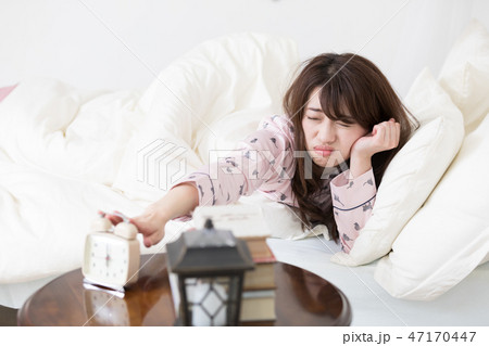 目覚ましを止める女性 目覚ましを止める女性 47170447