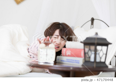 目覚ましを止める女性 47170448