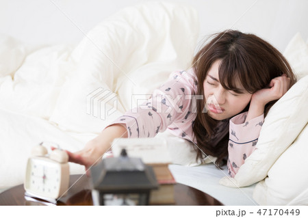目覚ましを止める女性 47170449