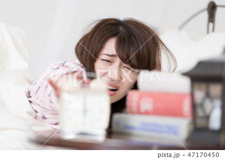 目覚ましを止める女性 目覚ましを止める女性 47170450
