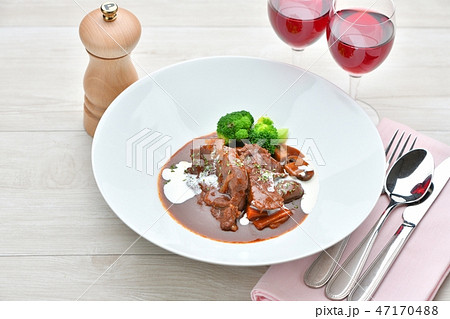 洋食ビーフシチュー、牛スネ肉の赤ワイン+デミグラスソース煮込み、肉料理、牛すね肉デミグラスソース煮。 洋食ビーフシチュー、牛スネ肉の赤ワイン+デミグラスソース煮込み、肉料理、牛すね肉デミグラスソース煮。 47170488