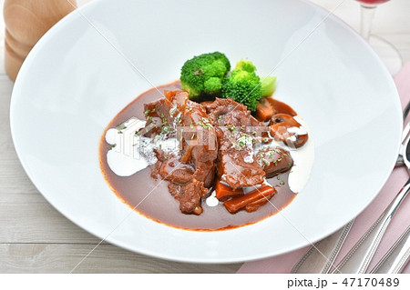 洋食ビーフシチュー、牛スネ肉の赤ワイン+デミグラスソース煮込み、肉料理、牛すね肉デミグラスソース煮。 47170489