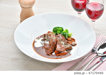 洋食ビーフシチュー、牛スネ肉の赤ワイン+デミグラスソース煮込み、肉料理、牛すね肉デミグラスソース煮。 47170490