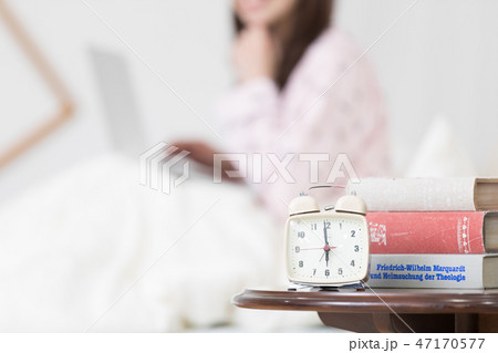 ベッドでパソコンをする女性 ベッドでパソコンをする女性 47170577