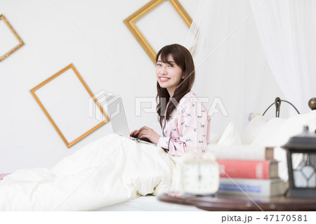 ベッドでパソコンをする女性 ベッドでパソコンをする女性 47170581