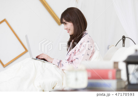 ベッドでパソコンをする女性 ベッドでパソコンをする女性 47170593