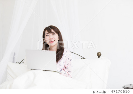 ベッドでパソコンをする女性 47170610