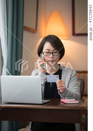 女性(手元ピント) 女性(手元ピント) 47170642