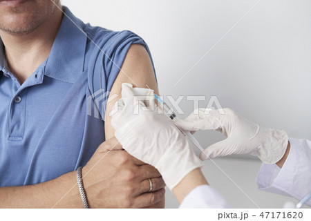 Giving injection 47171620