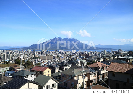 桜島と鹿児島市の街並み 桜島と鹿児島市の街並み 47171671